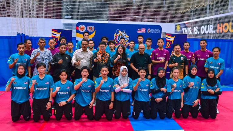 Ketua Kontinjen (CDM) Sukan SEA 2025 Nurul Huda Abdullah bergambar bersama barisan Atlet Sepak Takraw yang bakal beraksi di Sukan SEA Thailand 2025, di Bukit Jalil - fotoBERNAMA