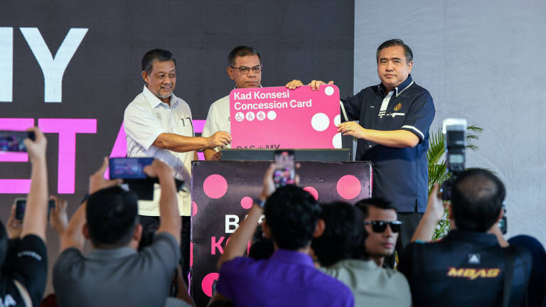 Transport Minister Anthony Loke launched BAS.MY Kota Setar at Dataran Medan today. Also present were Home Minister and Co-Chairman of the Kedah State Development Action Council, Datuk Seri Saifuddin Nasution Ismail, and Kedah State Committee Chairman for Agriculture, Plantations and Transport, Dzowahir Ab Ghani. – BERNAMA
