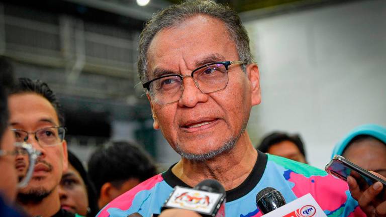 Menteri Kesihatan Datuk Seri Dr Dzulkefly Ahmad menjawab pertanyaan media pada Majlis Perasmian Jelajah Agenda Nasional Malaysia Sihat (ANMS) Selangor dan Penutup Program Jom Nak Sihat Kuala Selangor di Kompleks Stadium Tertutup Kuala Selangor hari ini. - BERNAMA