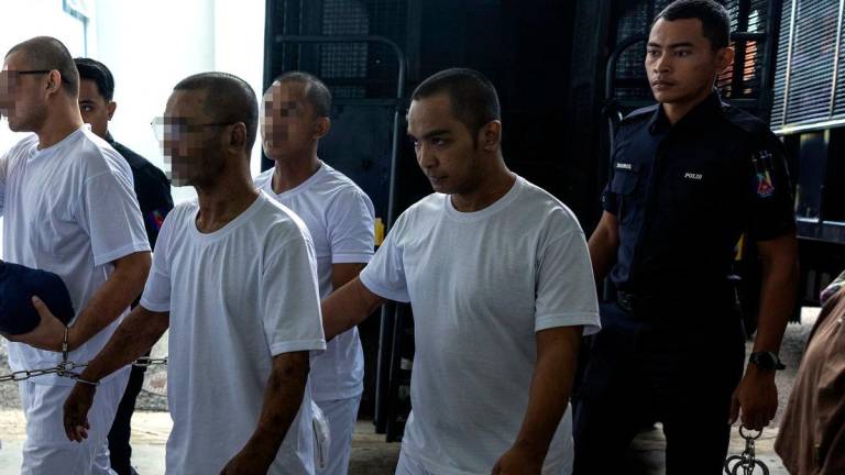 Penjual buah Mohd Haziman Hikamarhakimi dilepas dan dibebaskan oleh Mahkamah Sesyen di sini hari ini atas dua pertuduhan memiliki senjata api dan peluru tanpa lesen sah- BERNAMA