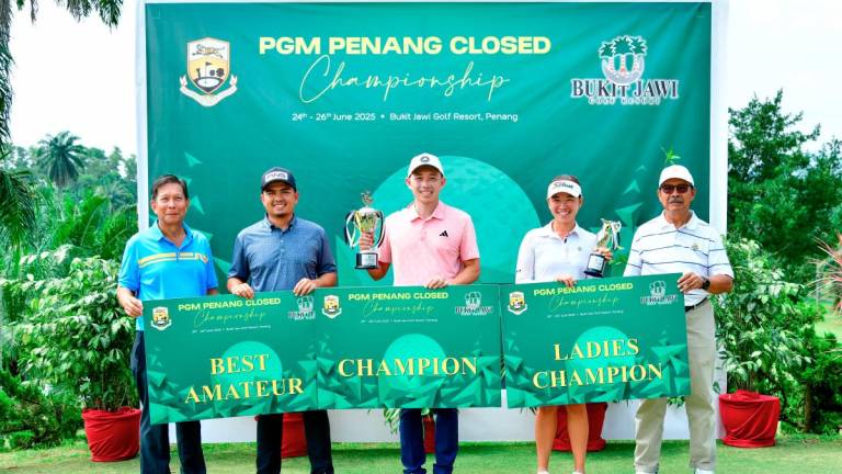 (From left to right) Mr Khor Kim Tong, General Manager of Bukit Jawi Golf Resort, Zia Iqmal, Best Amateur, Ben Leong, Champion, Genevieve Ling, Ladies Champion and En Nik Mustapha, General Manager of Professional Golf of Malaysia
