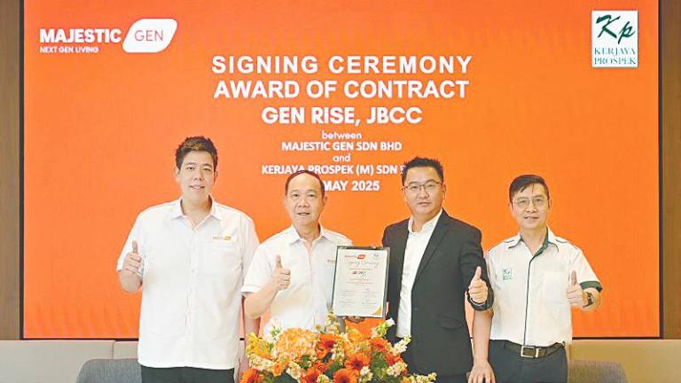 From left: Majestic Gen Sdn Bhd executive director Ta Wee Dher, Hoo, Tee and Kerjaya Prospek (M) Sdn Bhd senior contract manager Chia Sow Teck.