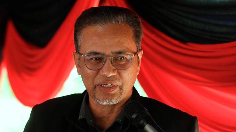 Kelantan Director of the Ministry of Domestic Trade and Cost of Living (KPDN), Azman Ismail, speaking at the Key Handover Ceremony for the Ihsan Rahman Madani House under the Payung Rahmah Initiative in collaboration with ATH Group, held in Kampung Pantai Mek Mah today. – BERNAMA