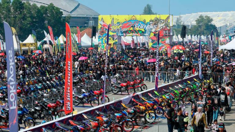 More than 100,000 participants of the RXZ Members 7.0 gathering attended the event at the Gong Badak Motorsports Circuit today. – BERNAMA