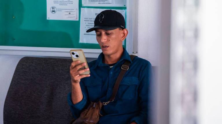 Petani Mohammad Faisal Mohd Yusof, 37, dihukum penjara enam bulan oleh Mahkamah Sesyen hari ini selepas mengaku bersalah atas pertuduhan membuat dan memulakan hantaran komen yang jelik sifatnya menerusi laman media sosial Facebook pada Februari lepas - BERNAMA
