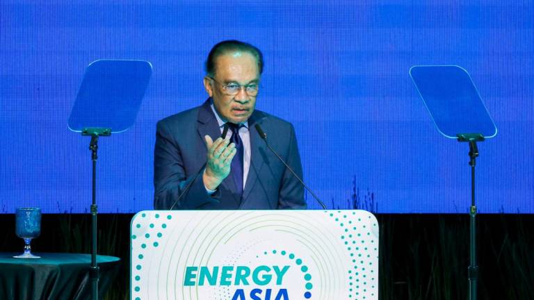 Perdana Menteri Datuk Seri Anwar Ibrahim menyampaikan ucapan perasmian pada Energy Asia 2025 di Pusat Konvesyen Kuala Lumpur (KLCC) hari ini. fotoBERNAMA