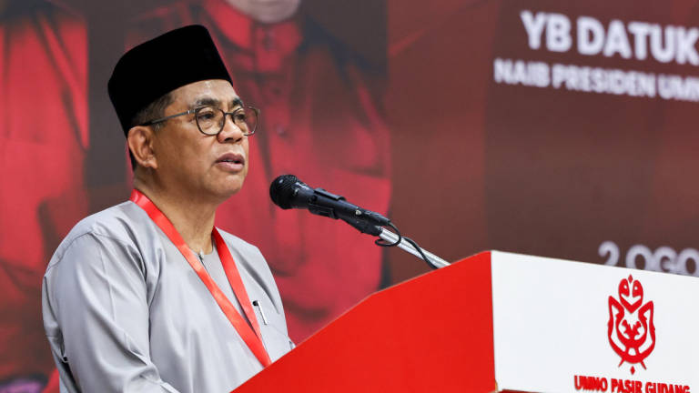 UMNO Vice-President and Minister of Defence, Datuk Seri Mohamed Khaled Nordin, delivers a speech at the UMNO Pasir Gudang Division Delegates’ Meeting at Dewan Muafakat Taman Mawar, Pasir Gudang, today. – BERNAMA