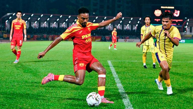 Selangor FC player Alvin Mateus Fortes (centre) is challenged by Malaysian University players during the FA Cup match at the Petaling Jaya City Council Stadium last night. – BERNAMA