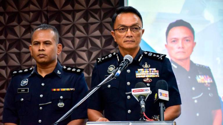 Ketua Polis Melaka, Datuk Dzulkhairi Mukhtar (kanan), mengumumkan kejayaan polis menumpaskan sindiket penipuan dalam talian yang menjadikan Melaka sebagai hab pusat panggilan, pada sidang media di sini, hari ini-fotoBERNAMA