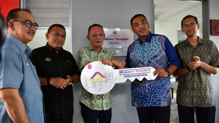 Deputy Senior State Executive Councillor for Housing, Local Government, Drainage, Climate Change and Disaster Management, Datuk Zulkiflee Mohd Zin (centre), hands over a symbolic key plaque for the Transit Home to Duyong State Assemblyman (ADUN) Datuk Mohd Noor Helmy Abdul Halem (second from right) during the handover ceremony held in conjunction with the “Wakil Rakyat Untuk Rakyat” (WRUR) Programme here today. – BERNAMA