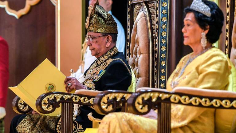 Sultan Kedah Al-Aminul Karim Sultan Sallehuddin Sultan Badlishah berkenan menyampaikan Titah Diraja pada Istiadat Menyembah Tahniah dan Penganugerahan Darjah-Darjah serta Bintang-Bintang Kebesaran sempena Sambutan Ulang Tahun Keputeraan Baginda ke-83 di Istana Anak Bukit di sini hari ini. Turut berangkat Sultanah Kedah Sultanah Maliha Tengku Ariff - BERNAMA