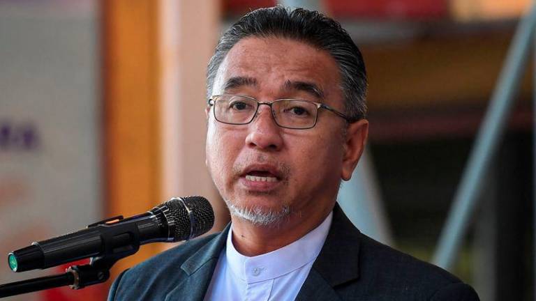 Timbalan Menteri Pertahanan Adly Zahari menyampaikan ucapan pada Majlis Pelancaran Affin Digital Space iaitu sebahagian daripada Program Digitalisasi Sekolah Dalam Kem (SDK) di Sekolah Kebangsaan (SK) TUDM Subang hari ini. - fotoBERNAMA
