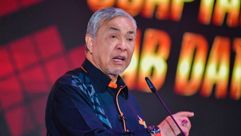 Timbalan Perdana Menteri Datuk Seri Dr Ahmad Zahid Hamidi menyampaikan ucapan pada Majlis Apresiasi Warga Peneroka FELDA 2025 di Pusat Pameran dan Dagangan Antarabangsa Malaysia (MITEC) hari ini -BERNAMA