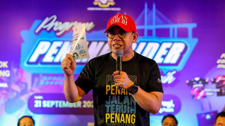 Menteri Sumber Manusia Steven Sim Chee Keong berucap pada Program Penang Rider Jalan Teruih di Healing Sampai Pagi pada 21 Sept- BERNAMA