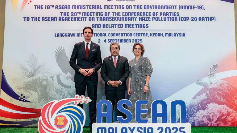 Acting Minister of Natural Resources and Environmental Sustainability (NRES) Datuk Seri Johari Abdul Ghani (centre) with European Commissioner for Environment, Water and a Competitive Circular Economy, Jessika Roswall (right) and European Commissioner for Climate, Net Zero and Clean Growth, Wopke Bastian Hoekstra (left) during the 18th ASEAN Ministerial Meeting on Environment (AMME-18) at the Langkawi International Convention Centre (LICC) today. - BERNAMA
