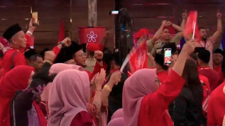 Tangkapan skrin dari siaran langsung Facebook Parti Pribumi BERSATU Malaysia sempena Perhimpunan Agung Tahunan Bersatu ke-8 yang diadakan di Pusat Konvensyen Ideal (IDCC) di Shah Alam.