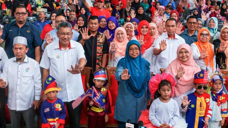 Timbalan Menteri Perumahan dan Kerajaan Tempatan Datuk Aiman Athirah Sabu bergambar bersama orang ramai yang hadir pada Majlis Karnival Komuniti MADANI di Program Perumahan Rakyat (PPR) Kota Bharu hari ini. - BERNAMA