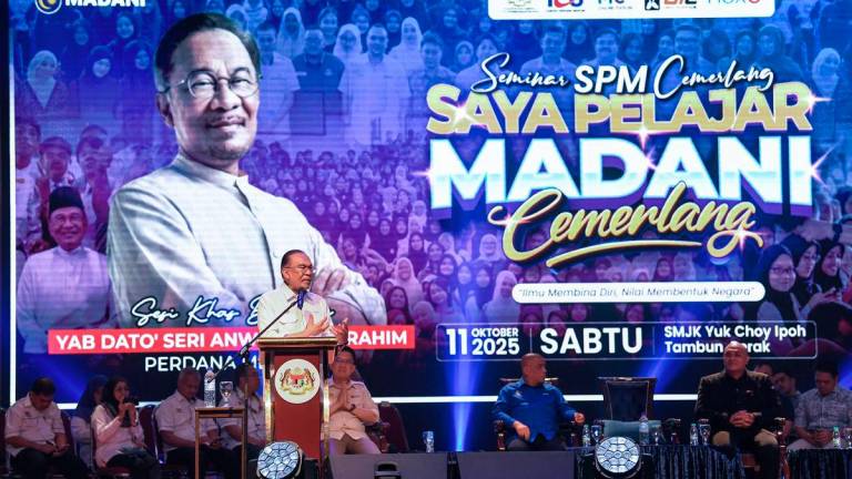Perdana Menteri Datuk Seri Anwar Ibrahim berucap pada program Seminar SPM Cemerlang : Saya Pelajar MADANI Cemerlang di Sekolah Menengah Jenis Kebangsaan Yuk Choy hari ini. Seramai 1,500 calon SPM dari sekolah sekitar Tambun dan daerah berhampiran menyertai seminar berkenaan. - BERNAMA