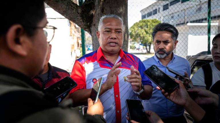 Naib Canselor UPSI, Prof. Datuk Dr. Md Amin Md Taff menjawab pertanyaan media selepas hadir bagi meninjau perkembangan nahas yang melibatkan pelajar UPSI di pekarangan Jabatan Forensik Hospital Raja Permaisuri Bainun hari ini-fotoBERNAMA
