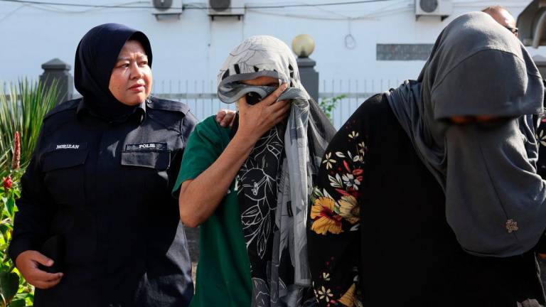 Seorang pengusaha kedai makan (dua, kiri) didakwa di Mahkamah Sesyen di sini hari ini atas tuduhan mendera anak perempuan kepada sepupunya di Binjai, di sini. BERNAMApix
