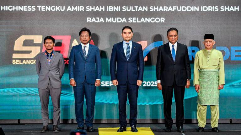 Raja Muda Selangor, Tengku Amir Shah Sultan Sharafuddin Idris Shah (tengah) berkenan bergambar bersama selepas menyaksikan Majlis Menandatangani Memorandum Persefahaman (MoU) antara Ketua Pegawai Eksekutif MATRADE, Datuk Mohd Mustafa Abdul Aziz (kanan) dan Ketua Pegawai Eksekutif Komuniti Belia Selangor (SAYS), Aiman Syafiq Nazri (kiri) sempena Pameran Halal Antarabangsa Malaysia (MIHAS) 2025 di Pusat Pameran dan Perdagangan Antarabangsa Malaysia (MITEC) hari ini. Turut hadir, Pengerusi MATRADE, Datuk Seri Reezal Merican Naina Merican (dua, kanan) -fotoBERNAMA