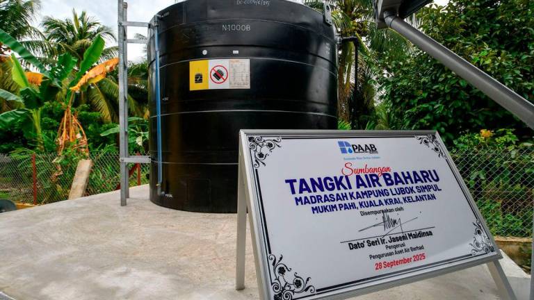 The newly installed water tank was officiated by the Chairman of Pengurusan Aset Air Berhad (PAAB), Datuk Seri Ir Jaseni Maidinsa, during the Santuni MADANI Meet and Greet Ceremony with Pengurusan Aset Air Berhad (PAAB) at Madrasah Kampung Lubok Simpul today. – BERNAMA