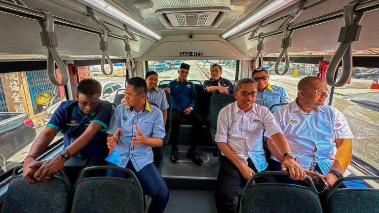 Menteri Pengangkutan, Anthony Loke Siew Fook (lima, kiri) menaiki bas pada Majlis Pelancaran Program Transformasi Bas Henti-Henti BAS.MY Kangar di Dataran Dato Sheikh Ahmad, Kangar hari ini- BERNAMA