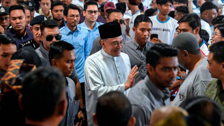 Perdana Menteri Datuk Seri Anwar Ibrahim bersalaman dan beramah mesra bersama anak muda yang hadir pada Himpunan Anak Muda Benteng Negara semalam - BERNAMA