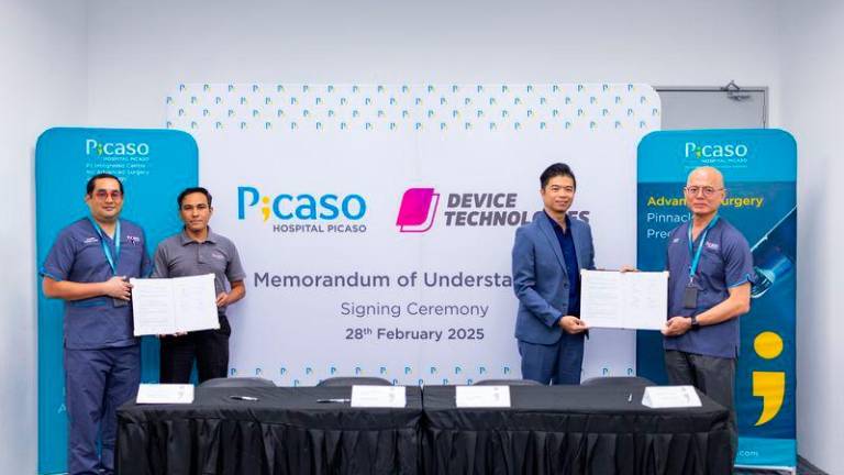 (From L to R) Dr Luqman Mazlan, Medical Director, Consultant General &amp; Colorectal Surgeon, Hospital Picaso; Ahmad Lutfi Abdul Rahman, General Manager, Hospital Picaso; Mr Joe Yew, Country Manager of Malaysia, Device Technologies and Dato’ Dr Loh Chit Sin, Consultant Urologist, Hospital Picaso, formalised the MoU signing between Hospital Picaso and Device Technologies.