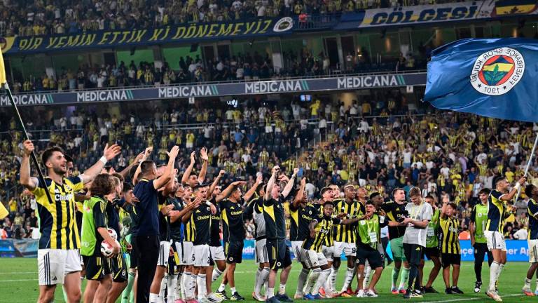 Fenerbahce’s players celebrate after winning the UEFA Champions League 3rd round second leg football match between Fenerbahce (TUR) and Feyenoord (NED). - Ozan KOSE / AFP