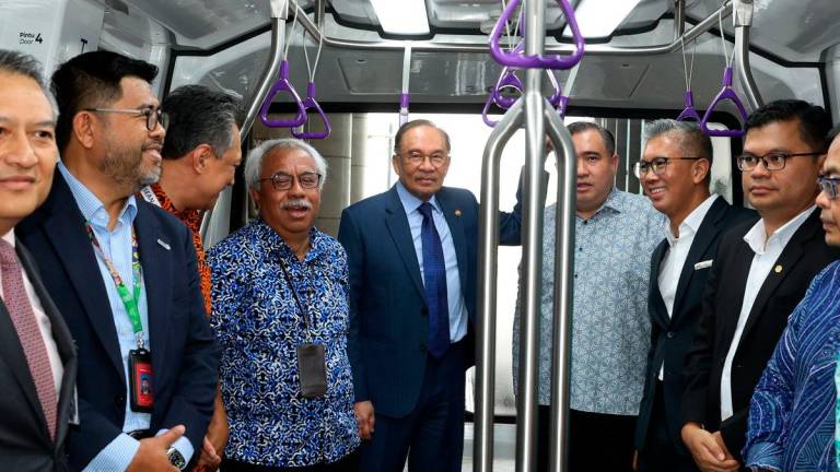 Perdana Menteri Datuk Seri Anwar Ibrahim (lima, kiri) bersama Menteri Pengangkutan Anthony Loke (empat, kanan) melakukan tinjauan hari pertama pengoperasian Aerotrain di Terminal 1, Lapangan Terbang Antarabangsa Kuala Lumpur (KLIA) hari ini- BERNAMA