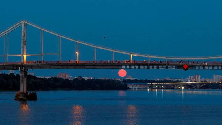 A full moon known as the “Sturgeon Moon” rises over a horizon in Kyiv, Ukraine August 9, 2025. REUTERS/Valentyn Ogirenko