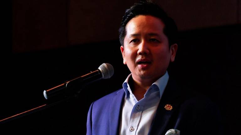 Timbalan Menteri Pertanian dan Keterjaminan Makanan, Datuk Arthur Joseph Kurup berucap pada Majlis Perasmian Seminar Industri Nanas Antarabangsa 2025 hari ini. - fotoBERNAMA