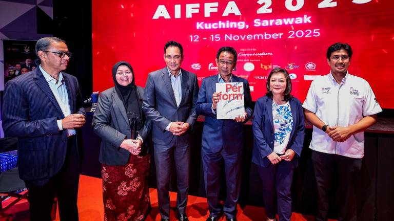 Menteri Pelancongan, Industri Kreatif dan Seni Persembahan Sarawak, Datuk Seri Abdul Karim Rahman Hamzah (tiga, kanan) melancarkan Majlis Pelancaran Anugerah dan Festival Filem Antarabangsa ASEAN (AIFFA) 2025 Kuala Lumpur di Bangunan Perbadanan Kemajuan Filem Nasional Malaysia (FINAS), di sini, hari ini- BERNAMA