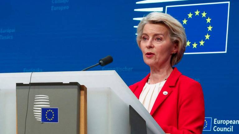 Presiden Suruhanjaya Eropah, Ursula von der Leyen, berucap di sebelah Perdana Menteri Poland, Donald Tusk, dan Presiden Majlis Eropah, Antonio Costa, semasa sidang media pada hari sidang kemuncak pemimpin-pemimpin Kesatuan Eropah di Brussels, Belgium pada 27 Jun 2025. - Reuters