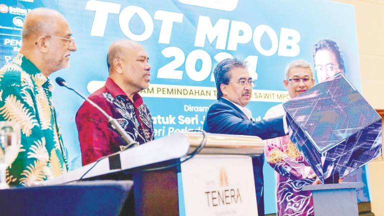 Johari (third from left) launching the 30th Malaysian Palm Oil Board Transfer of Technology Seminar and Exhibition. Second from left is MPOB Datuk Mohamad Helmy Othman Basha. – Bernamapic