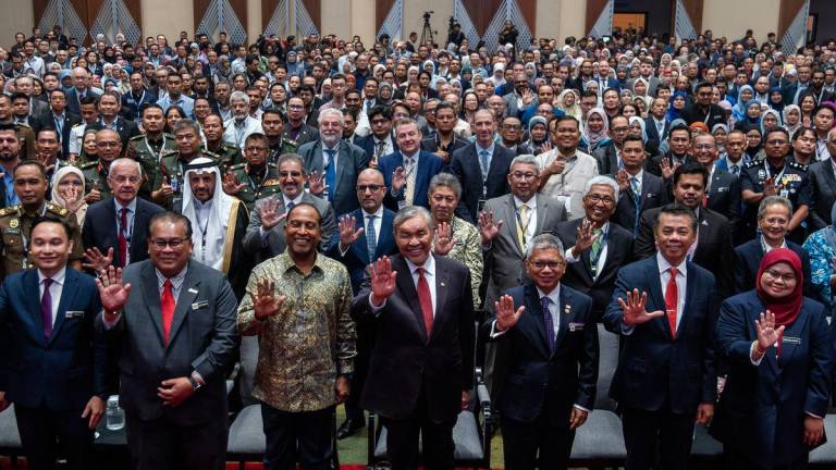 Timbalan Perdana Menteri, Datuk Seri Dr Ahmad Zahid Hamidi bergambar bersama delegasi pada majlis perasmian Malaysia Cyber Security Strategy 2025–2030 dan Pameran serta Persidangan Pertahanan dan Keselamatan Siber (CYDES) 2025 di Pusat Konvensyen Antarabangsa Putrajaya (PICC), hari ini. - fotoBERNAMA