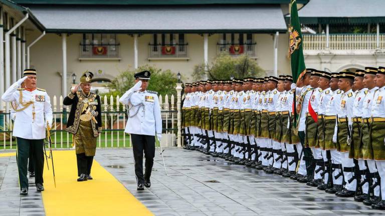 Sultan Kedah Al-Aminul Karim Sultan Sallehuddin Sultan Badlishah berkenan memberi tabik hormat ketika memeriksa kawalan kehormat terdiri daripada pegawai dan anggota Batalion Kedua Rejimen Askar Melayu Diraja sempena Sambutan Ulang Tahun Keputeraan Baginda ke-83 di Dataran Medan Bandar di sini hari ini - BERNAMA
