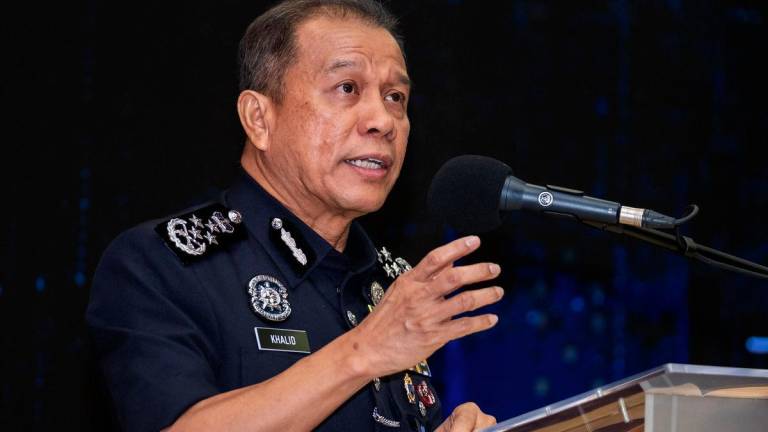 Ketua Polis Negara, Datuk Seri Mohd Khalid Ismail berucap pada Majlis Peluncuran Program Diploma Kepolisan (MQA) dan Standard Kemahiran Pekerjaan Kebangsaan (JPK) Polis Diraja Malaysia di Maktab PDRM Kuala Kubu Bahru hari ini. - fotoBERNAMA