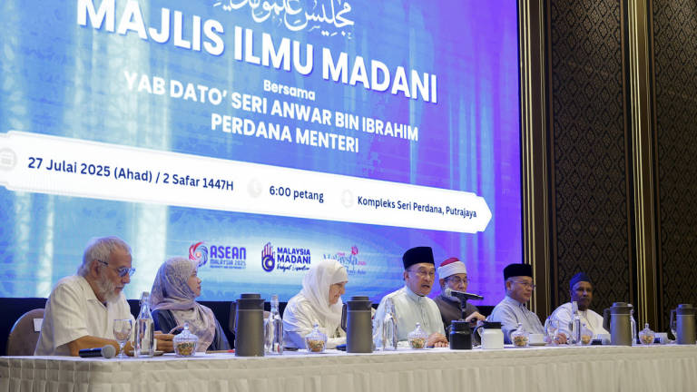 Prime Minister Datuk Seri Anwar Ibrahim delivered a speech at the MADANI Knowledge Ceremony held at the Seri Perdana Complex yesterday. Also present were Minister in the Prime Minister’s Department (Religious Affairs) Datuk Seri Dr Mohd Na’im Mokhtar, Education Minister Fadhlina Sidek, as well as guest speakers Sheikh Yusuf Islam, Dr Sharifah Haifaa Younis, and Sheikh Dr Ahmad Aissa Hassan El-Masarawi. – BERNAMA