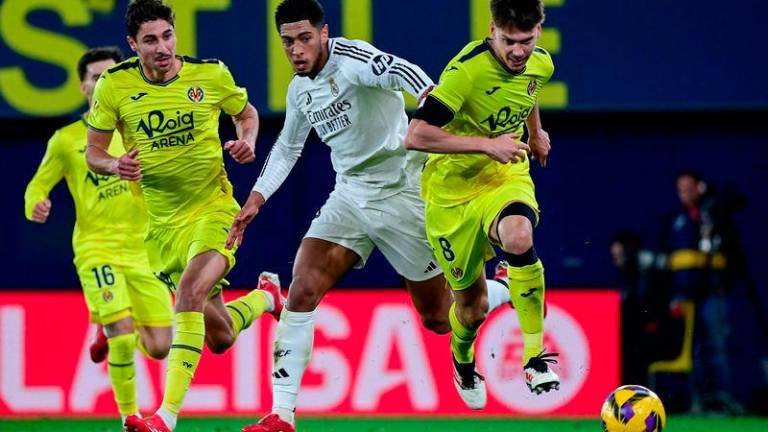 Villarreal's Argentine defender #08 Juan Foyth (R) is challenged by Real Madrid's English midfielder #05 Jude Bellingham during the Spanish League football match between Villarreal CF and Real Madrid CF at La Ceramica Stadium in Vila-real on March 15, 2025. - AFPPIX