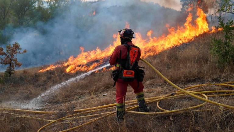 For visual purposes only: A member of Spain’s Military Emergency Unit (UME) tackles a wildfire in Garano, northwestern Spain, on August 25, 2025. (Photo by Cesar MANSO / AFP)