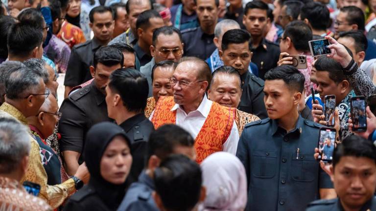 Perdana Menteri, Datuk Seri Anwar Ibrahim ketika hadir merasmikan Majlis Rumah Terbuka Gawai@KKR 2025 di Kompleks Kerja Raya hari ini. Turut hadir Menteri Kerja Raya Datuk Seri Alexander Nanta Linggi- BERNAMA