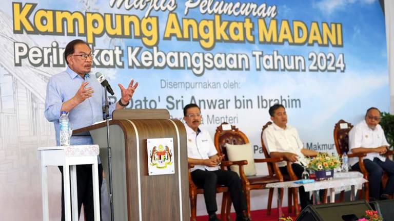 KUANTAN, 6 Julai -- Perdana Menteri Datuk Seri Anwar Ibrahim berucap pada Majlis Peluncuran Program Kampung Angkat MADANI Peringkat Kebangsaan 2024 di Kampung Chengal Lempong, hari ini.--fotoBERNAMA (2024) HAK CIPTA TERPELIHARA