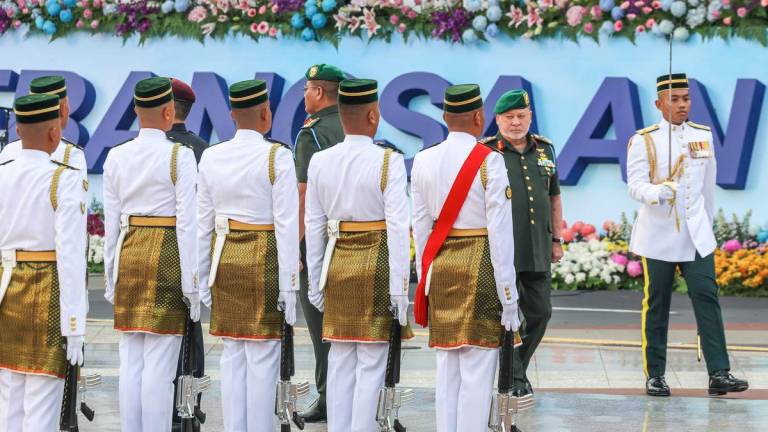 Yang di-Pertuan Agong Sultan Ibrahim berkenan memeriksa perbarisan Kawalan Kehormatan Utama (KKU) oleh Batalion Pertama Rejimen Askar Melayu Diraja pada Sambutan Hari Kebangsaan 2025 di Dataran Putrajaya hari ini - fotoBERNAMA (