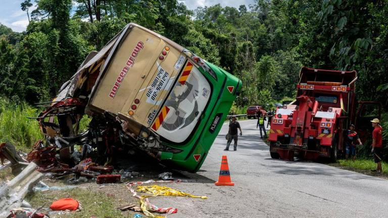 Kerja-kerja mengangkat bas di lokasi kejadian kemalangan ngeri yang meragut 15 nyawa penuntut Universiti Pendidikan Sultan Idris (UPSI) di KM53 Jalan Raya Timur-Barat (JRTB) dekat Gerik hari ini. fotoBERNAMA