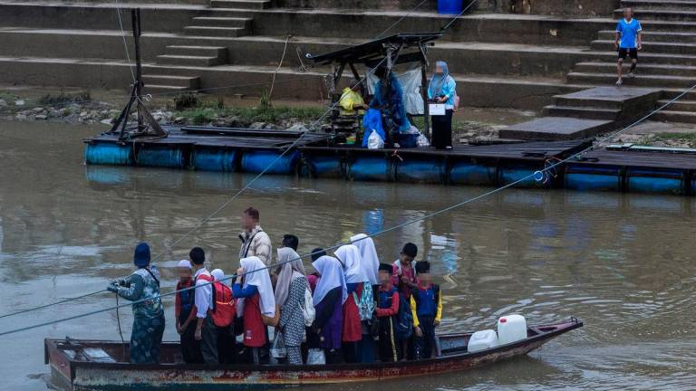 Gambar Hiasan sahaja - Filefoto: Pelajar-pelajar sekolah menggunakan laluan pangkalan haram untuk menyeberangi sempadan Malaysia-Thailand - BERNAMA
