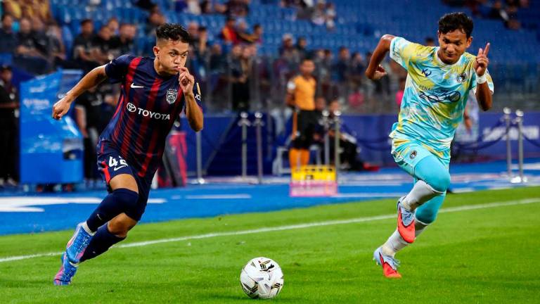 Pemain JDT, Arif Aiman Mohd Hanapi (kiri) melepasi kawalan pemain Penang FC Ahmad Irfan Mohd Noor (kanan) pada perlawanan Liga Super Malaysia 25/26 di Stadium Sultan Ibrahim hari ini. Keputusan, JDT 6 - 0 Penang FC - fotoBERNAMA