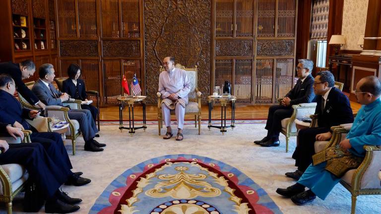 PM Anwar Ibrahim bersam Menteri Luar Wang Yi semalam- BERNAMA
