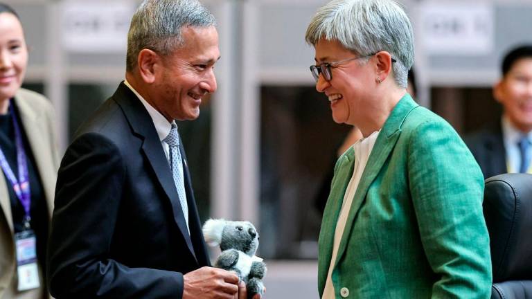 Australian Foreign Minister Penny Wong (right) with Singaporean Foreign Minister Dr Vivian Balakrishnan (left) - Bernamapix